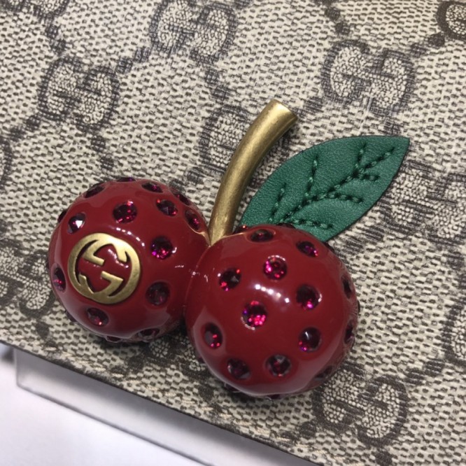Gucciチェリー(さくらんぼ) 付き GGスプリーム キャンバス カードケース（コイン＆紙幣入れ付き）476050