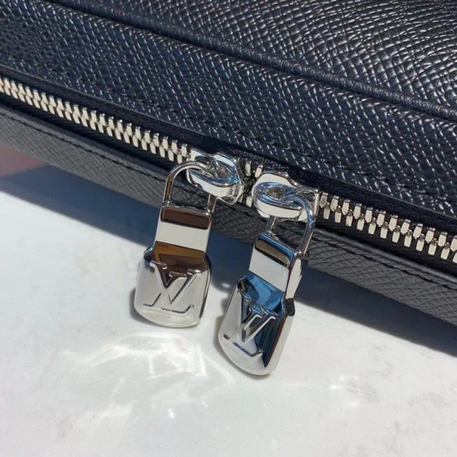 LOUIS VUITTON M30233  アウトドア・メッセンジャー PM