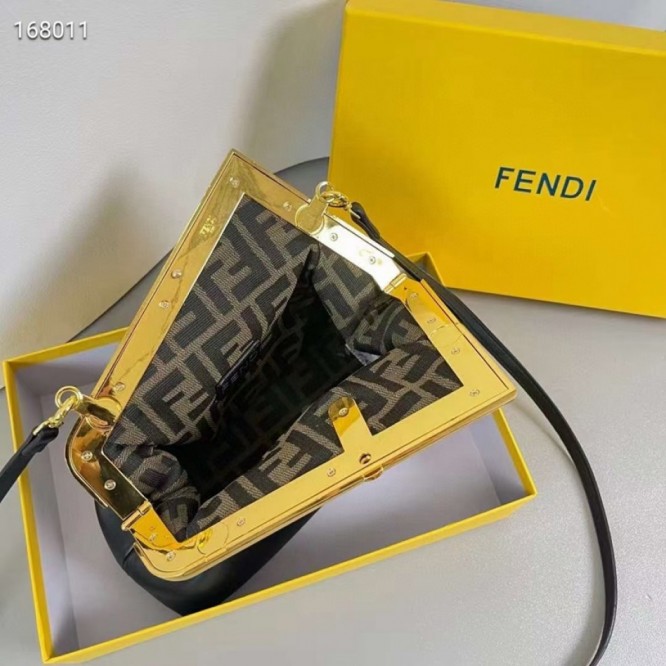 FENDI フェンディ 2021年最新なクラシックな ショルダーバッグ