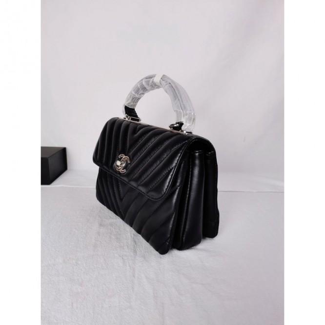 【CHANEL】 フラップバッグ ラムスキン ク