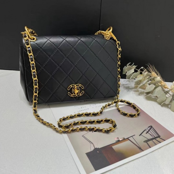 【CHANEL】 フラップバッグ ラムスキン ク