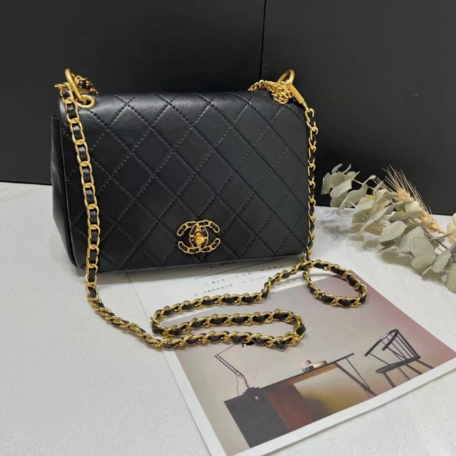 【CHANEL】 フラップバッグ ラムスキン ク