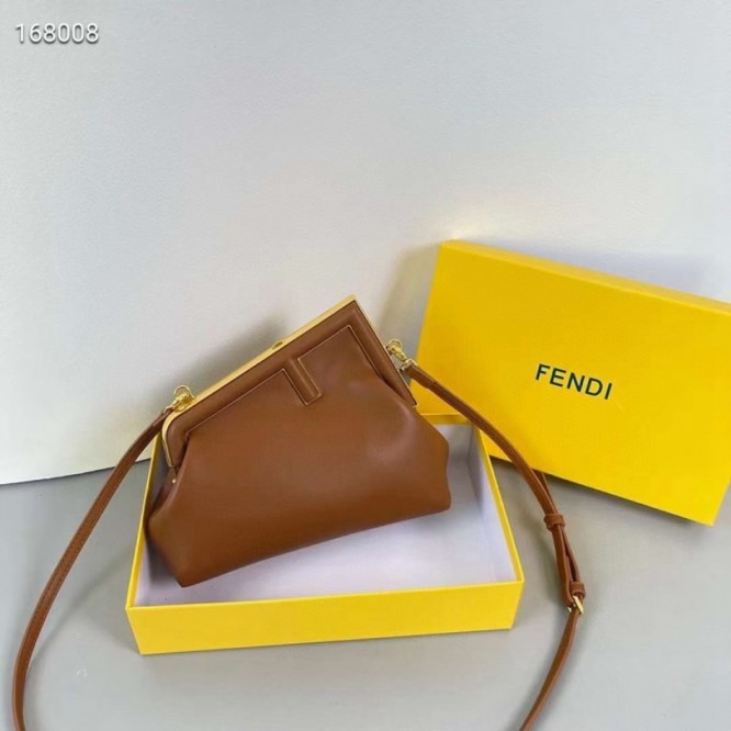 FENDI フェンディ 2021年最新なクラシックな ショルダーバッグ