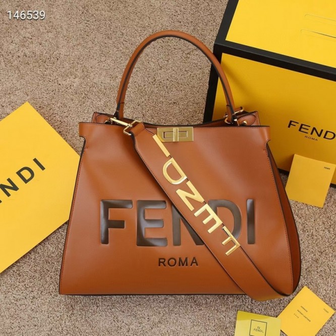 FENDI フェンディ 2021年最新なクラシックな ショルダーバッグ