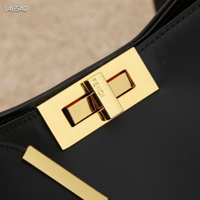 FENDI フェンディ 2021年最新なクラシックな ショルダーバッグ