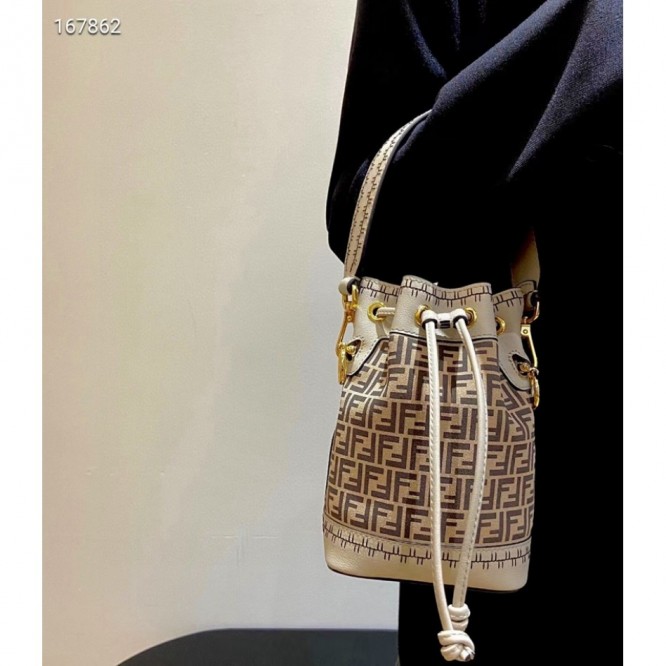 FENDI フェンディ 2021年最新なクラシックな ショルダーバッグ