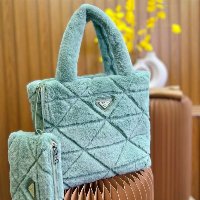 雑誌掲載で大人気★PRADA★【2022秋冬新作】Shearling tote☆シャーリングトート（付属品：財布）