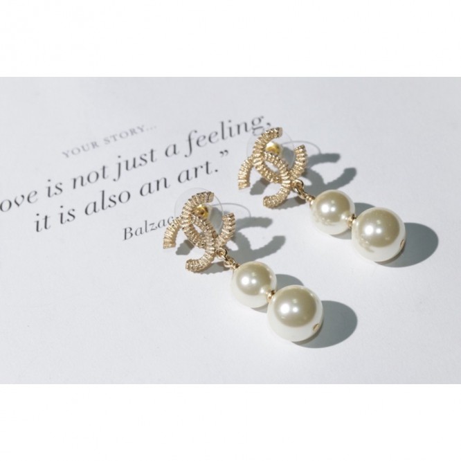 Chanel・ シャネルスタッドピアス イヤリング