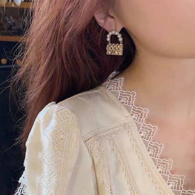 Chanel・ シャネルスタッドピアス イヤリング
