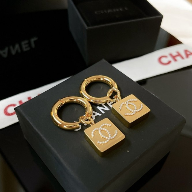 Chanel・ シャネルスタッドピアス イヤリング