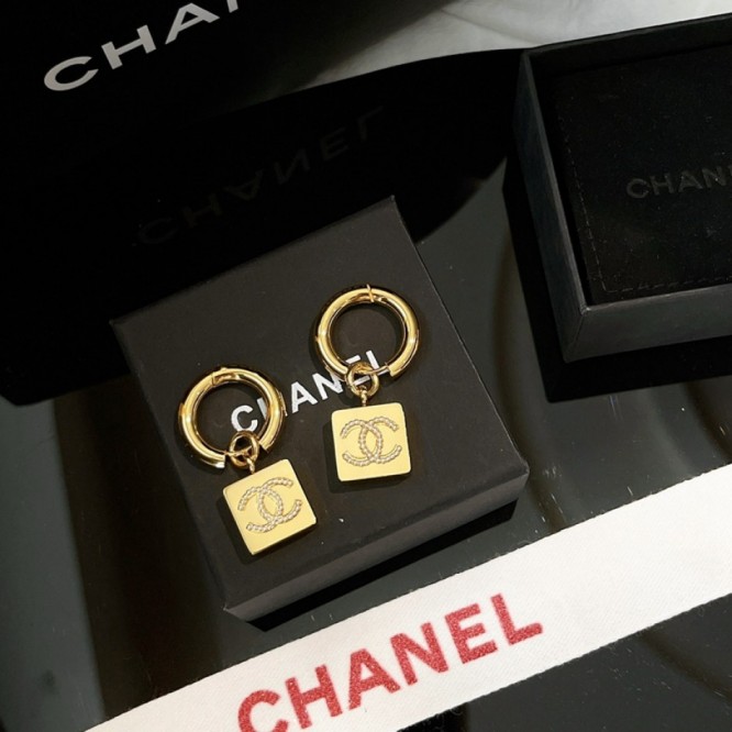 Chanel・ シャネルスタッドピアス イヤリング