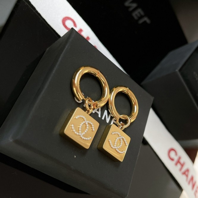 Chanel・ シャネルスタッドピアス イヤリング