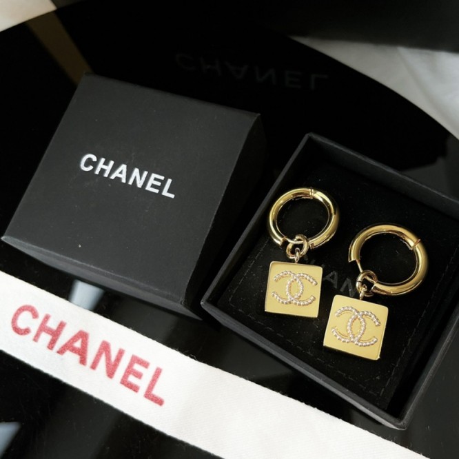 Chanel・ シャネルスタッドピアス イヤリング
