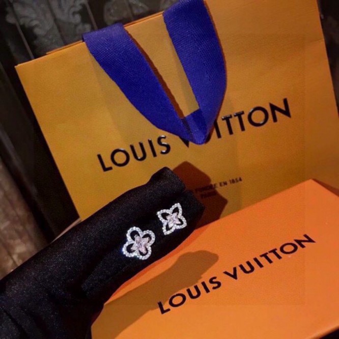 Louis Vuittonルイ ・スタッドピアス イヤリング