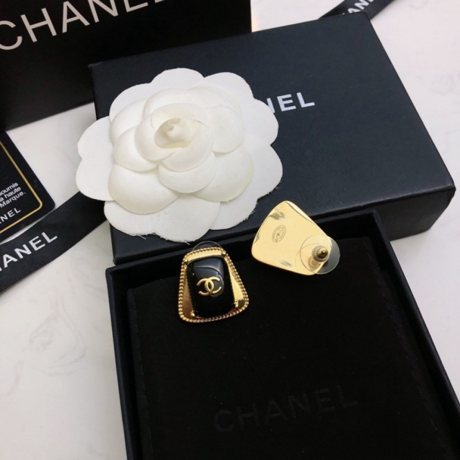 Chanel・ シャネルスタッドピアス イヤリング