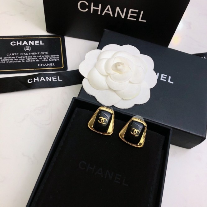 Chanel・ シャネルスタッドピアス イヤリング