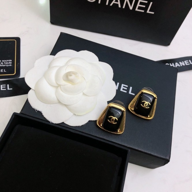 Chanel・ シャネルスタッドピアス イヤリング