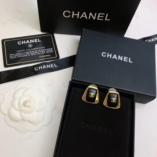Chanel・ シャネルスタッドピアス イヤリング