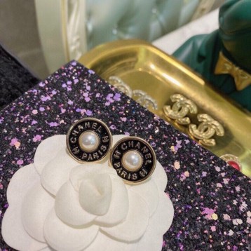 Chanel・ シャネルスタッドピアス イヤリング