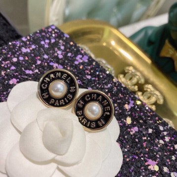 Chanel・ シャネルスタッドピアス イヤリング
