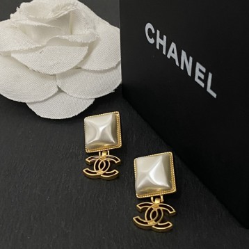 Chanel・ シャネルスタッドピアス イヤリング