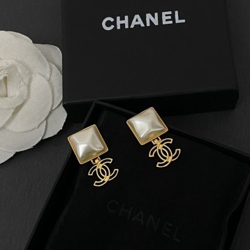 Chanel・ シャネルスタッドピアス イヤリング Chanel・ シャネルスタッドピアス イヤリング