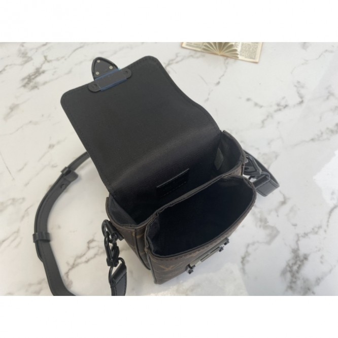 Louis Vuitton ヴェルティカル ウエアラブル ウォレット