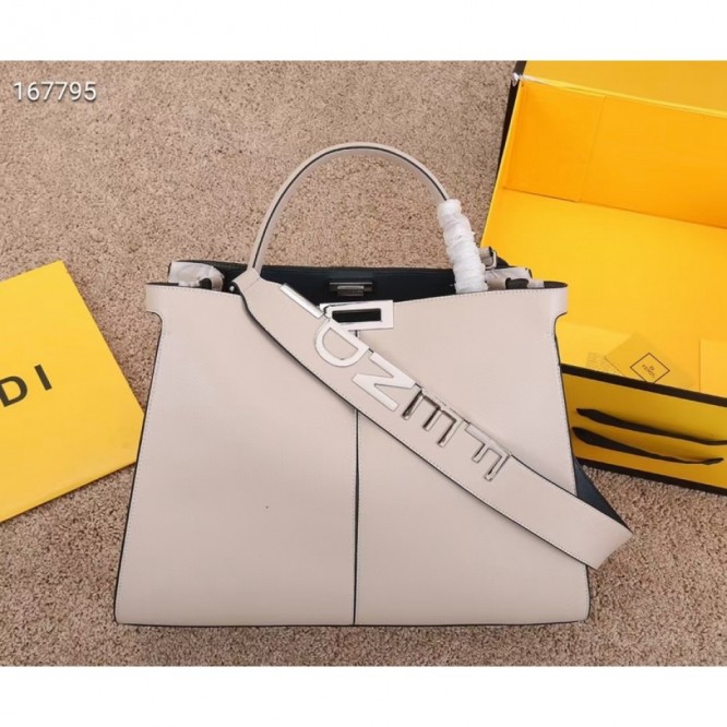 FENDI フェンディ 2021年最新なクラシックな ショルダーバッグ