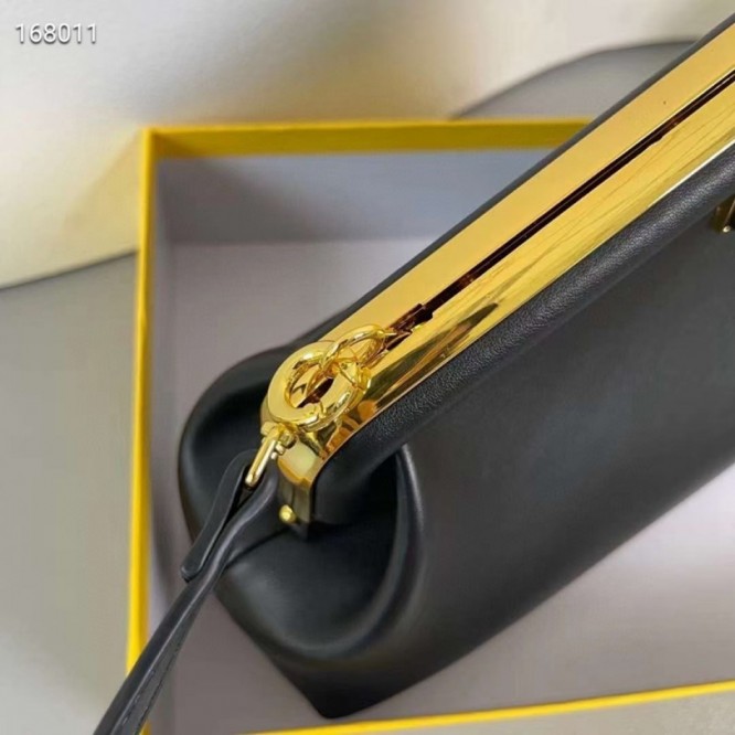 FENDI フェンディ 2021年最新なクラシックな ショルダーバッグ