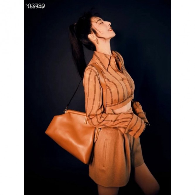 FENDI フェンディ 2021年最新なクラシックな ショルダーバッグ