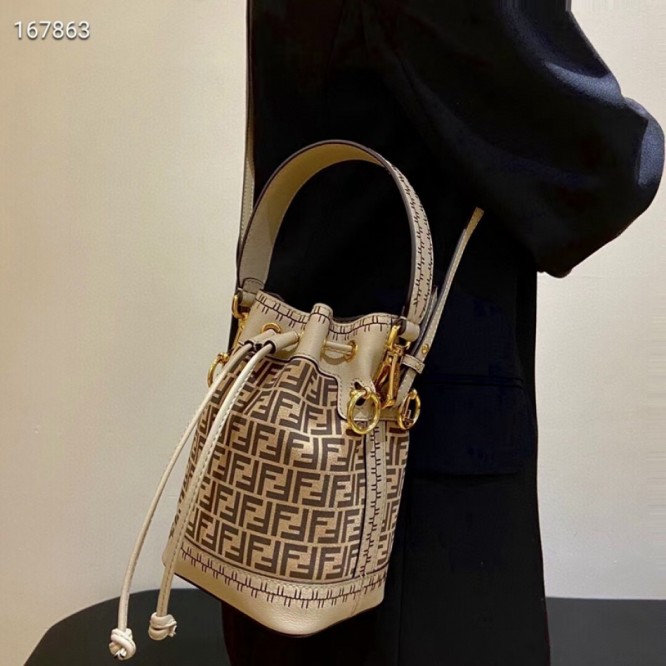 FENDI フェンディ 2021年最新なクラシックな ショルダーバッグ