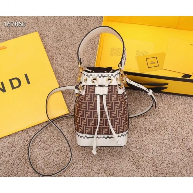 FENDI フェンディ 2021年最新なクラシックな ショルダーバッグ