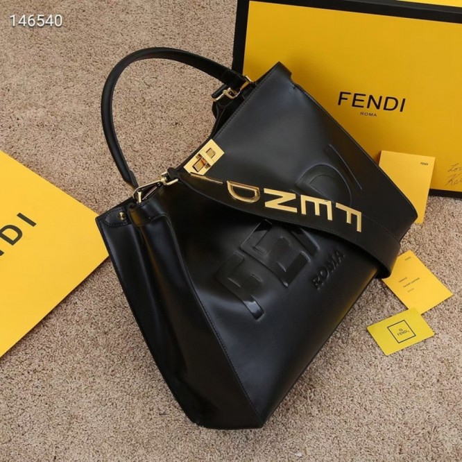 FENDI フェンディ 2021年最新なクラシックな ショルダーバッグ