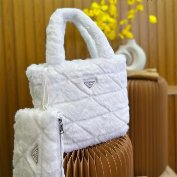 雑誌掲載で大人気★PRADA★【2022秋冬新作】Shearling tote☆シャーリングトート(付属品:財布) 雑誌掲載で大人気★PRADA★【2022秋冬新作】Shearling tote☆シャーリングトート(付属品:財布)
