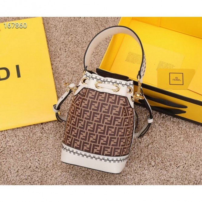 FENDI フェンディ 2021年最新なクラシックな ショルダーバッグ
