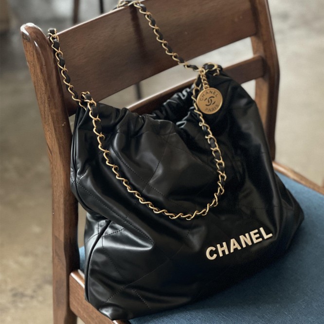 VERY雑誌掲載！通勤からお出かけまで【CHANEL】シャネル 22 ハンドバッグ