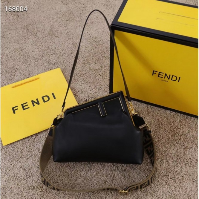 FENDI フェンディ 2021年最新なクラシックな ショルダーバッグ