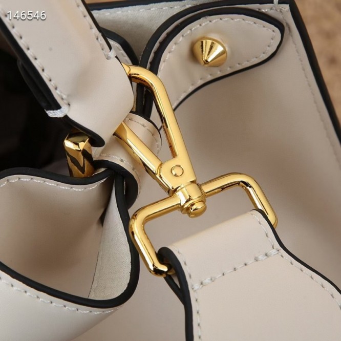 FENDI フェンディ 2021年最新なクラシックな ショルダーバッグ