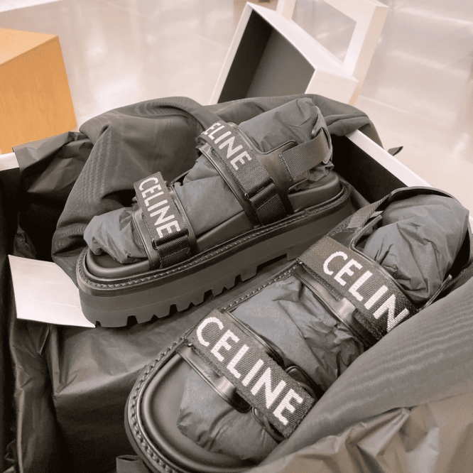 東原亜希同項【CELINE】【在庫あり即発】2022新作、大人気のロゴシリーズサンダル