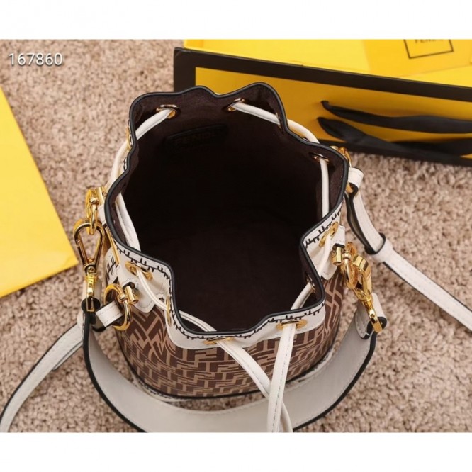 FENDI フェンディ 2021年最新なクラシックな ショルダーバッグ