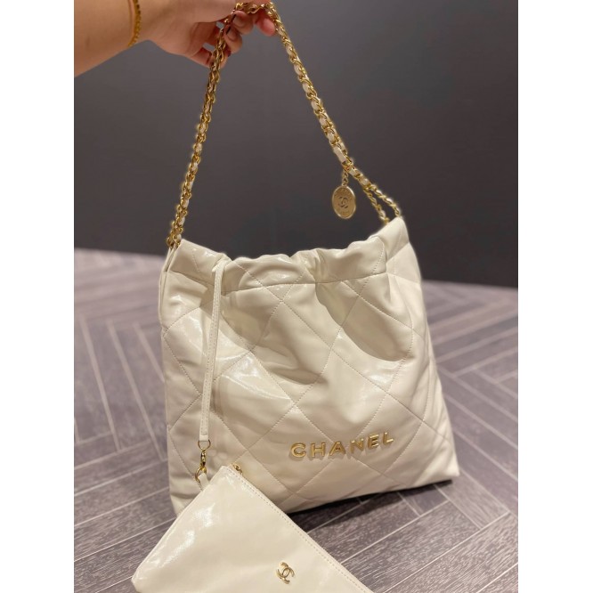 VERY雑誌掲載！通勤からお出かけまで【CHANEL】シャネル 22 ハンドバッグ