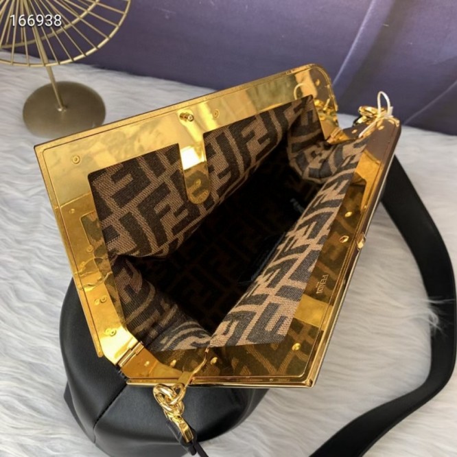 FENDI フェンディ 2021年最新なクラシックな ショルダーバッグ