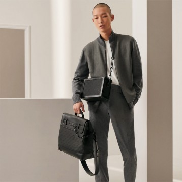 【世界中で大人気】LOUIS VUITTON SOFT TRUNK ソフトトラン クラッチ ショルダーバッグ メンズ M55700 【世界中で大人気】LOUIS VUITTON SOFT TRUNK ソフトトラン クラッチ ショルダーバッグ メンズ M55700