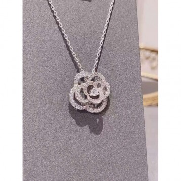 カメリア コレクション ネックレス 18Kホワイトゴールド、ダイヤモンド、ラージモデル カメリア コレクション ネックレス 18Kホワイトゴールド、ダイヤモンド、ラージモデル