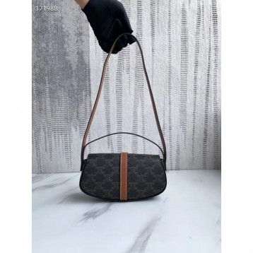 Celine・TRIOMPHECANVASロゴプリントとカーフレザーストラップクラッチ Celine・TRIOMPHECANVASロゴプリントとカーフレザーストラップクラッチ