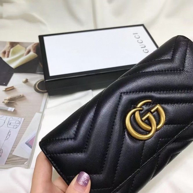 Gucci・〔GGマーモント〕 コンチネンタルウォレット財布