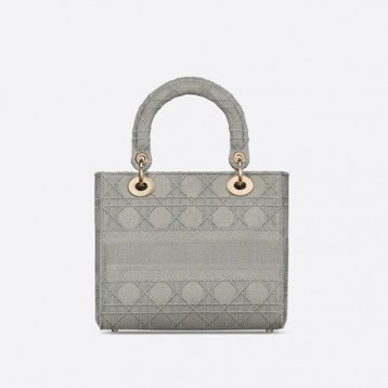 【DIOR】雑誌で大変話題国内品切れ続出!入手困難!憧れのMedium Lady D-Lite Bag! 刺繍キャンバス グレー バッグ。 【DIOR】雑誌で大変話題国内品切れ続出!入手困難!憧れのMedium Lady D-Lite Bag! 刺繍キャンバス グレー バッグ。