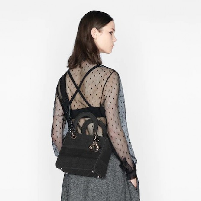 【DIOR】雑誌で大変話題国内品切れ続出！入手困難！憧れのMedium Lady D-Lite Bag！ 刺繍キャンバス グレー バッグ。