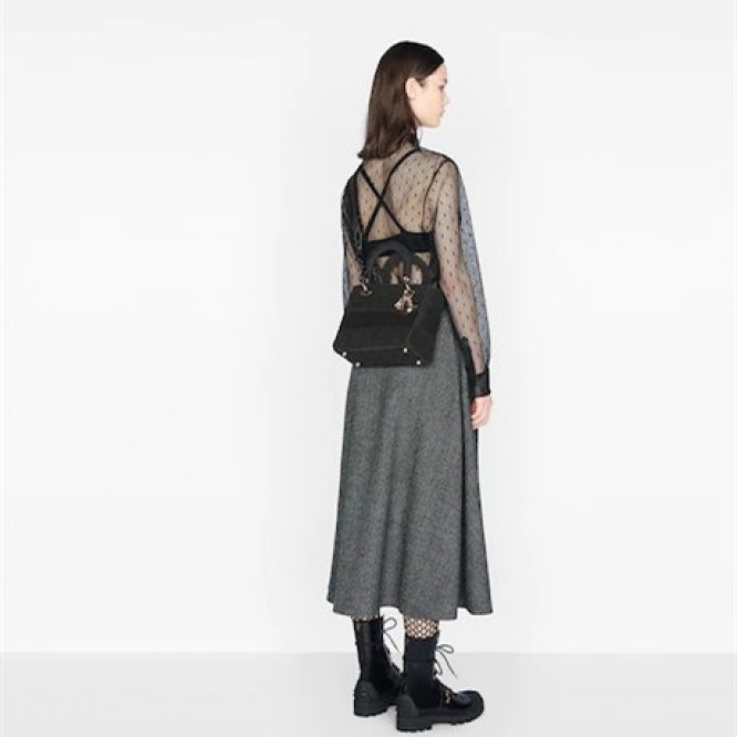 【DIOR】雑誌で大変話題国内品切れ続出！入手困難！憧れのMedium Lady D-Lite Bag！ 刺繍キャンバス グレー バッグ。