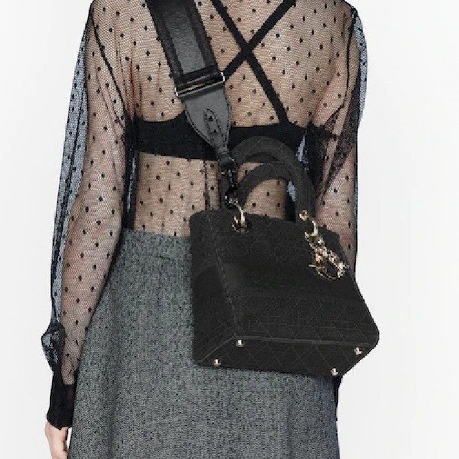 【DIOR】雑誌で大変話題国内品切れ続出！入手困難！憧れのMedium Lady D-Lite Bag！ 刺繍キャンバス グレー バッグ。